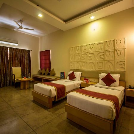 Oyo Apartments Rk Beach Road Visakhapatnam Exterior photo