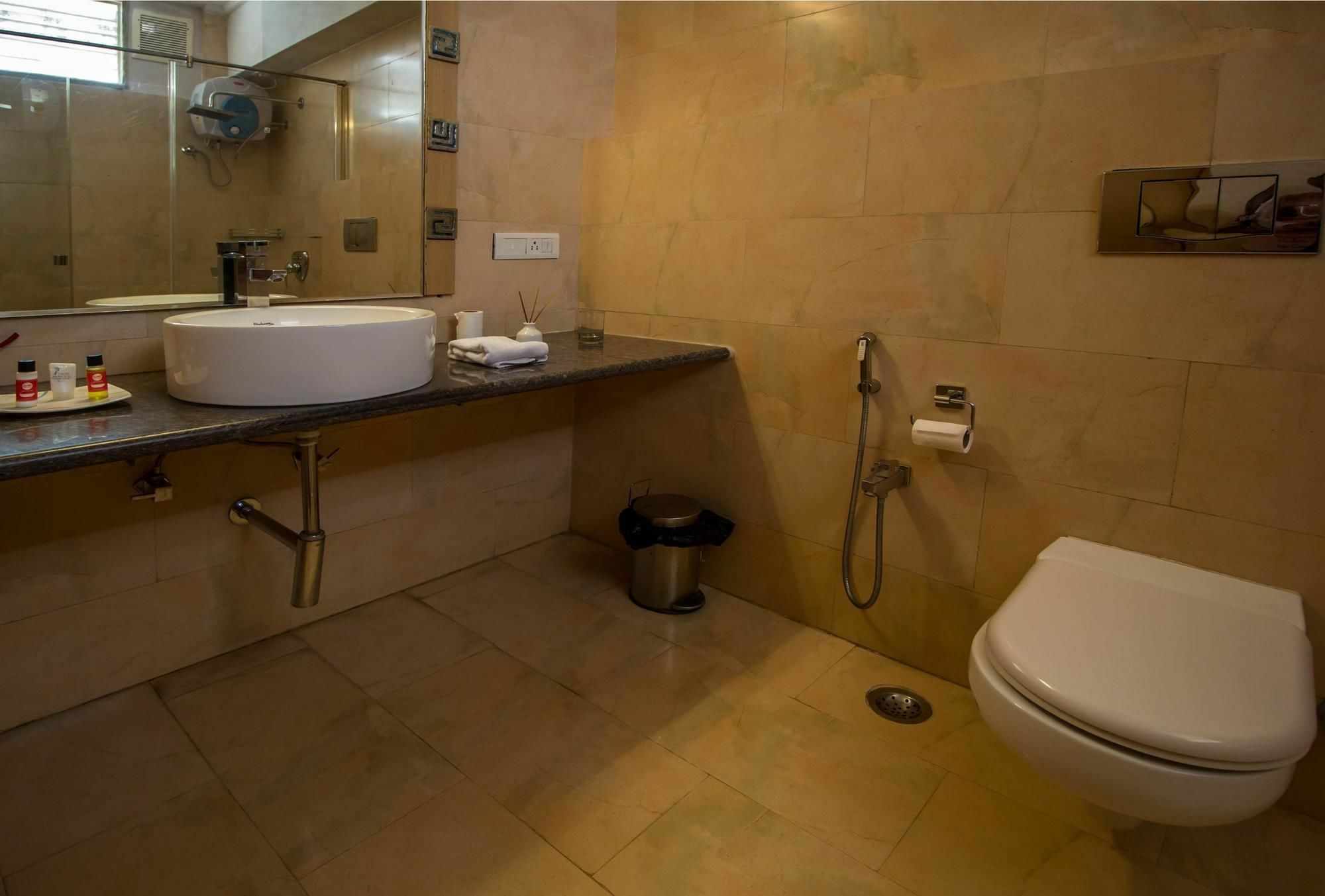 Oyo Apartments Rk Beach Road Visakhapatnam Exterior photo